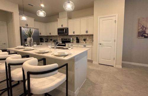 Four Corners House | Upstay Family Home w Cinema Pool BBQ Clermont