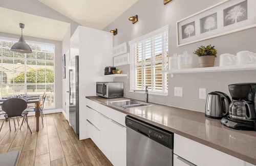 Ventura House | Upstay - Home w Garden, BBQ and Games at Golf Club
