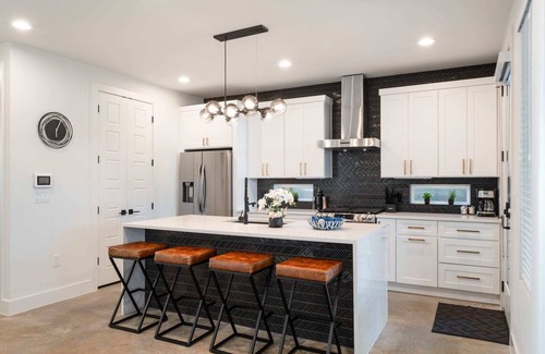 Rosewood House | Upstay - Pet-Friendly w Large Yard + Rooftop Patio