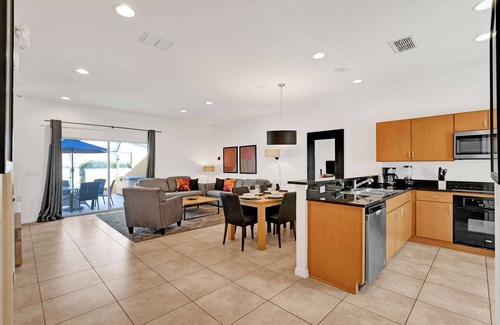 Sunset Lakes House | Upstay: Spacious 3BR Home w Resort Pool & Hot Tub