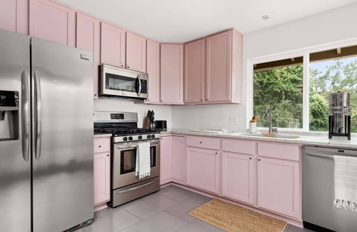 East Congress House | Upstay Stunning 3BR Family Home—Garden & Fireplace