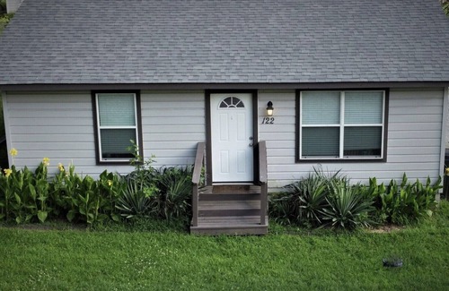Mead Cabin | Upstream Cottage-Lake Texoma. RV awning to park boat. Near boat ramp & marina.