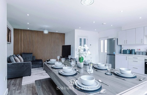 Cradley House | Upto 20% off Birmingham | Sleeps 8 | Free parking