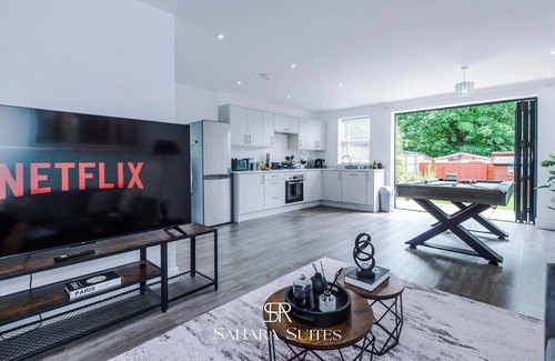 Cradley House | Upto 20% off Birmingham | Sleeps 8 | Free parking