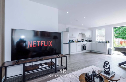Cradley House | Upto 20% off Birmingham | Sleeps 8 | Free parking