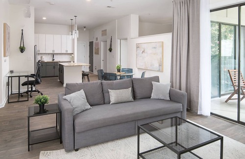 First Ward Apartment | Uptown 1st Ward Corner Unit Superior 2BD Apt