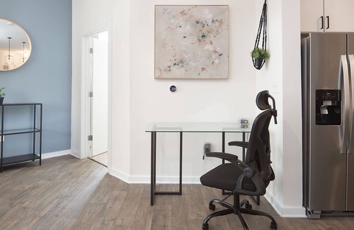 First Ward Apartment | Uptown 1st Ward Corner Unit Superior 2BD Apt