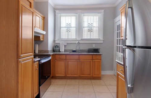 Broadmoor Apartment | Uptown Broadmoor Sanctuary