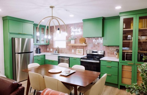 Austin Ave. House | Uptown Peach ~ Boutique Hotel near Magnolia + BU