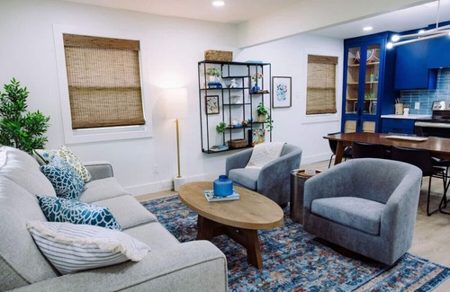Austin Ave. House | Uptown Peach ~ Boutique Hotel near Magnolia + BU