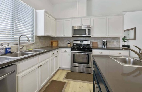 Visalia House | Uptown Villa with backyard BBQ & Chimenea!