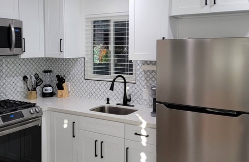 Whittier Apartment | Uptown Whittier Stylish 1B 1BA sleeps 4