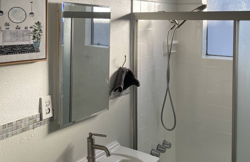 South Montebello Apartment | Urban 2bd King Suite near fwy/hospitals/DTLA/parks