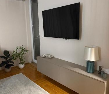 Kraljevo Apartment | Urban Apartman-privatan parking-