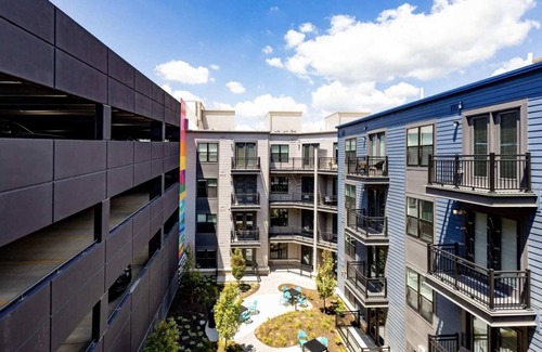 East Walnut HIlls Apartment | Urban apartment with pool and parking
