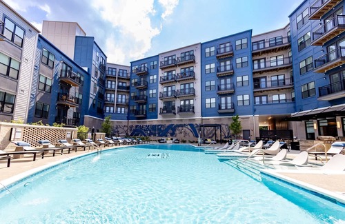 East Walnut HIlls Apartment | Urban apartment with pool and parking