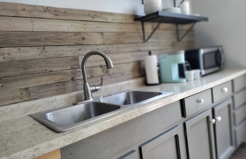Jeffersonville House | Urban Bourbon Stays 2-bedroom house just 5 minutes from Louisville, sleeps 8