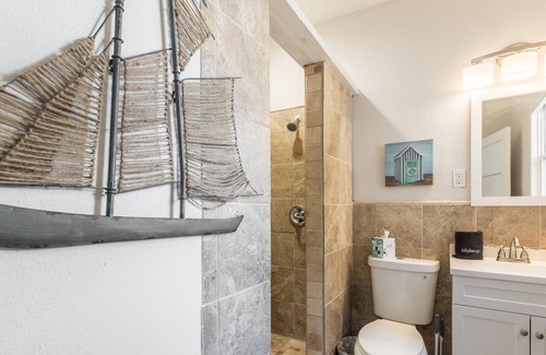West Meadowbrook House | Urban Bungalow - 10 Min. to Downton!