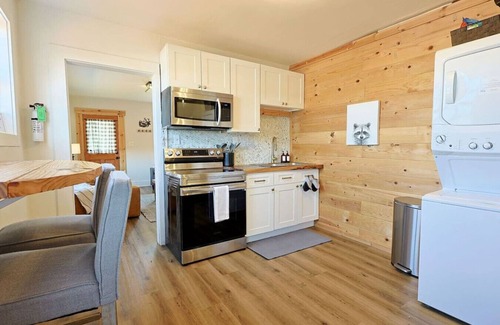 Knoxville House | Urban Cabin-Themed Duplex ⫸ Walk to Happy Holler