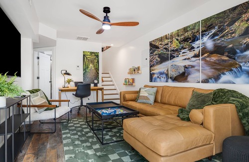 Hendersonville House | Urban Charmer Near Waterfalls & Wineries w/Fenced Yard- 6 min to Hendersonville