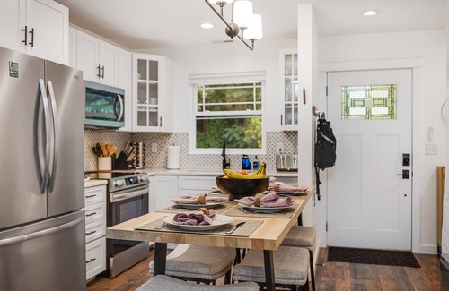 Hendersonville House | Urban Charmer Near Waterfalls & Wineries w/Fenced Yard- 6 min to Hendersonville