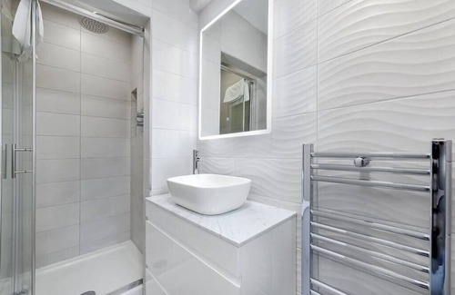 Hackney Wick Apartment | Urban Chic Getaway: 4-BR with an Outdoor Haven