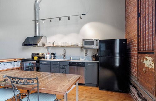 Downtown Apartment | Urban Chic Meets Southern Comfort – Industrial Modern Loft in Downtown Lafayette