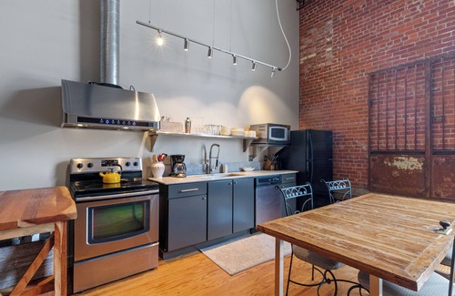 Downtown Apartment | Urban Chic Meets Southern Comfort – Industrial Modern Loft in Downtown Lafayette