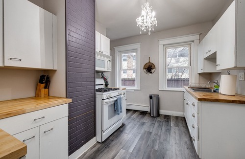Whittier Apartment | Urban Comfort 5BR Home Base Minneapolis Living!