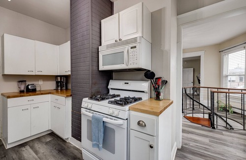 Whittier Apartment | Urban Comfort 5BR Home Base Minneapolis Living!