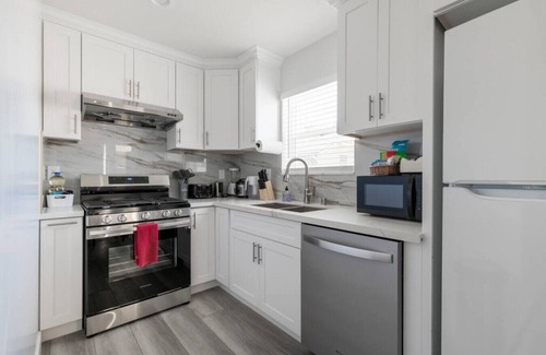 Alhambra House | Urban Comfort Back House: w/Stylish 2-Bedroom, 2-Bath Oasis with High-Speed Connectivity and Secure Parking.