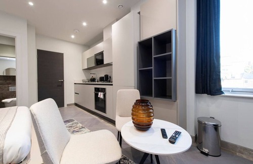 Reading City Centre Apartment | Urban Delight: Central Reading Studio