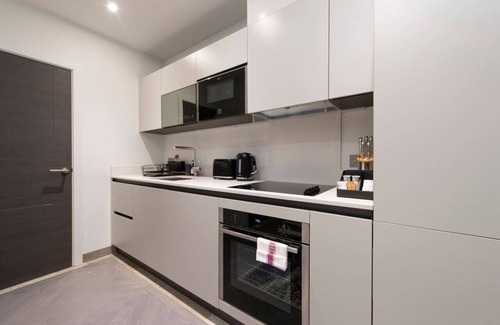Reading City Centre Apartment | Urban Delight: Central Reading Studio