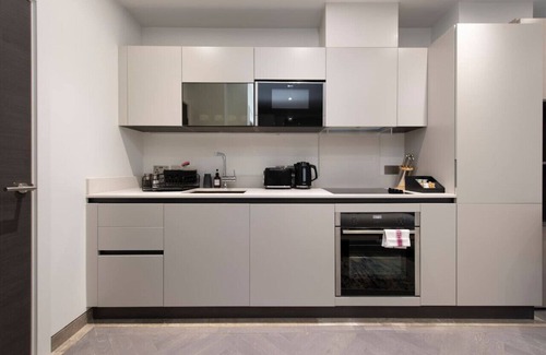 Reading City Centre Apartment | Urban Delight: Central Reading Studio