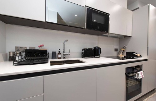 Reading City Centre Apartment | Urban Delight: Central Reading Studio