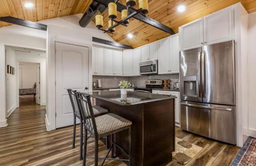 Jeffersonville House | Urban Explorer Pad - 3BR - Backyard -Parking