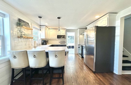 Vancouver House | Urban Farmhouse; Remodeled, Fenced, Pet Friendly