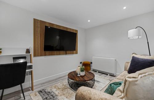 Swindon Apartment | Urban Haven - 2 min from Station - Free Parking - Courtyard