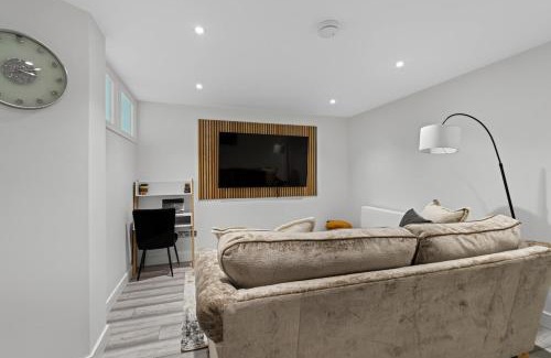 Swindon Apartment | Urban Haven - 2 min from Station - Free Parking - Courtyard