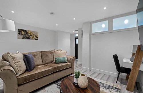 Swindon Apartment | Urban Haven - 2 min from Station - Free Parking - Courtyard