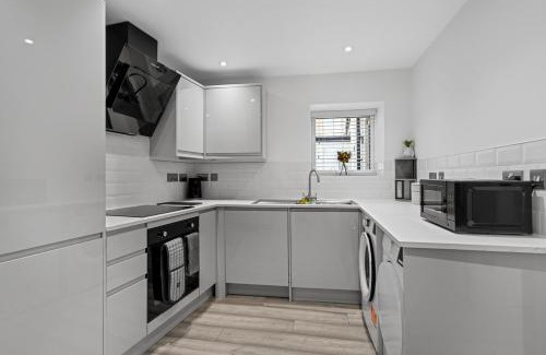 Swindon Apartment | Urban Haven - 2 min from Station - Free Parking - Courtyard