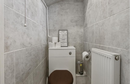 Maidstone House | URBAN HUIS | 5 Bed | Pet Friendly | Fast Wi-Fi I Hot Tub