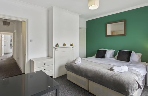 Maidstone House | URBAN HUIS | 5 Bed | Pet Friendly | Fast Wi-Fi I Hot Tub
