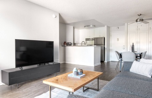 Rampart Village Apartment | Urban Koreatown 1BR w/ Pool, Gym, nr. DTLA & Restos by Blueground