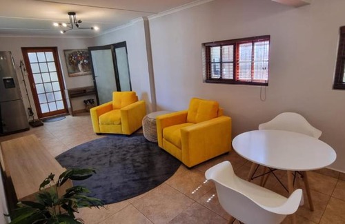 Greater Johannesburg Metropolitan Area House | Urban Lapa - Solar powered