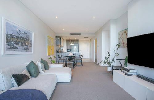 Newstead Apartment | 'Urban Lushscape' Riverside Retreat in Newstead