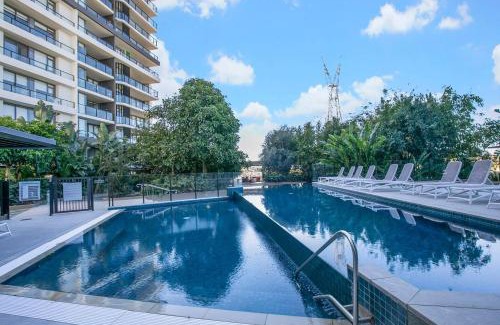 Newstead Apartment | 'Urban Lushscape' Riverside Retreat in Newstead
