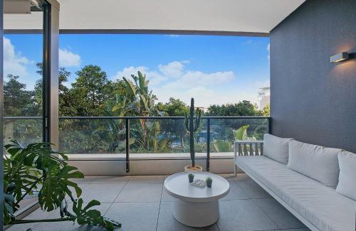 Newstead Apartment | 'Urban Lushscape' Riverside Retreat in Newstead
