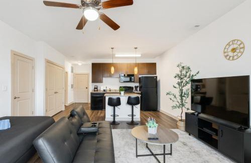 Five Points South Apartment | Urban Mid-Rise Studio King-Size Stay 3z9