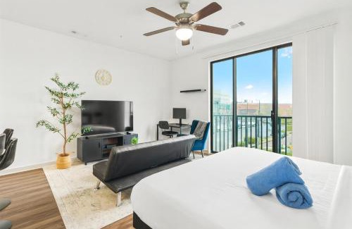 Five Points South Apartment | Urban Mid-Rise Studio King-Size Stay 3z9